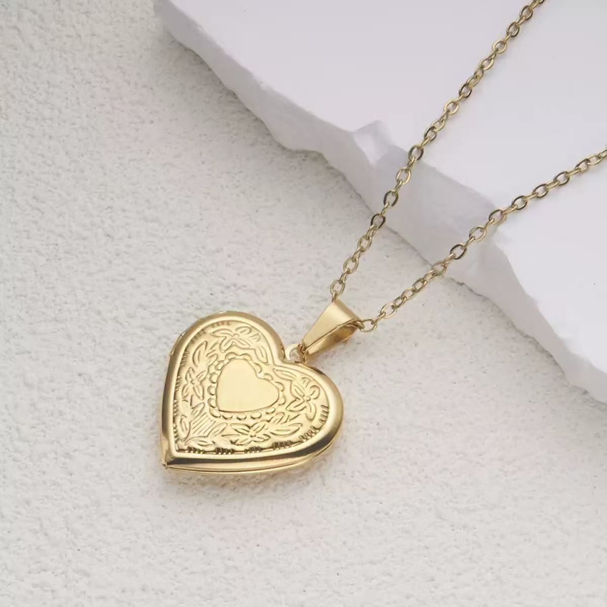 Heart Locket Necklace Photo - Romantic Heart Locket Pendants Female Gold